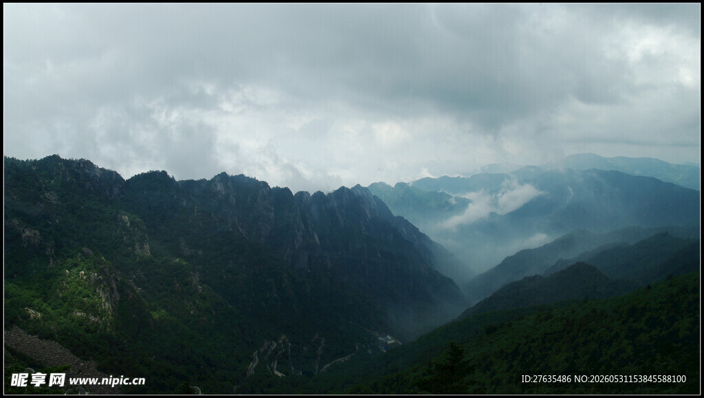 云雾缭绕的壮美山峦