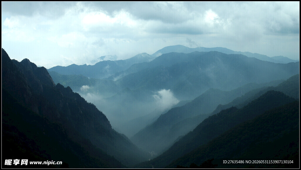 云雾缭绕的壮美山峦景色