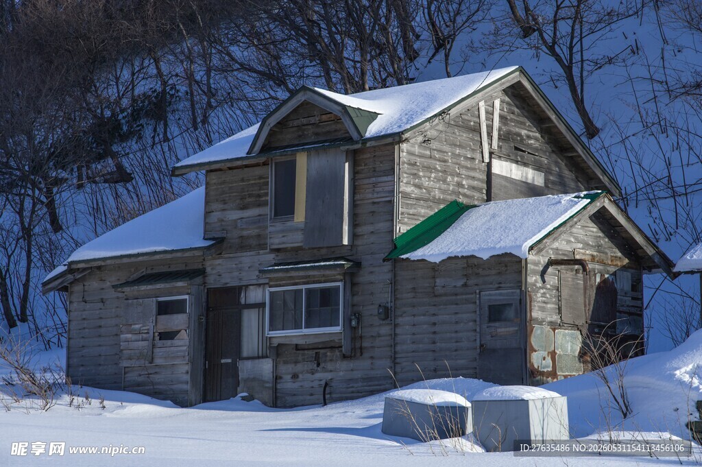 雪覆木屋冬日静谧景致
