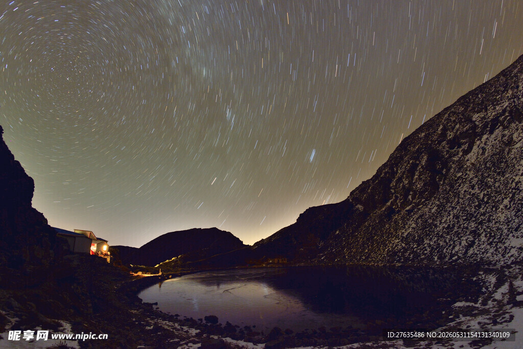 山间湖畔的璀璨星空