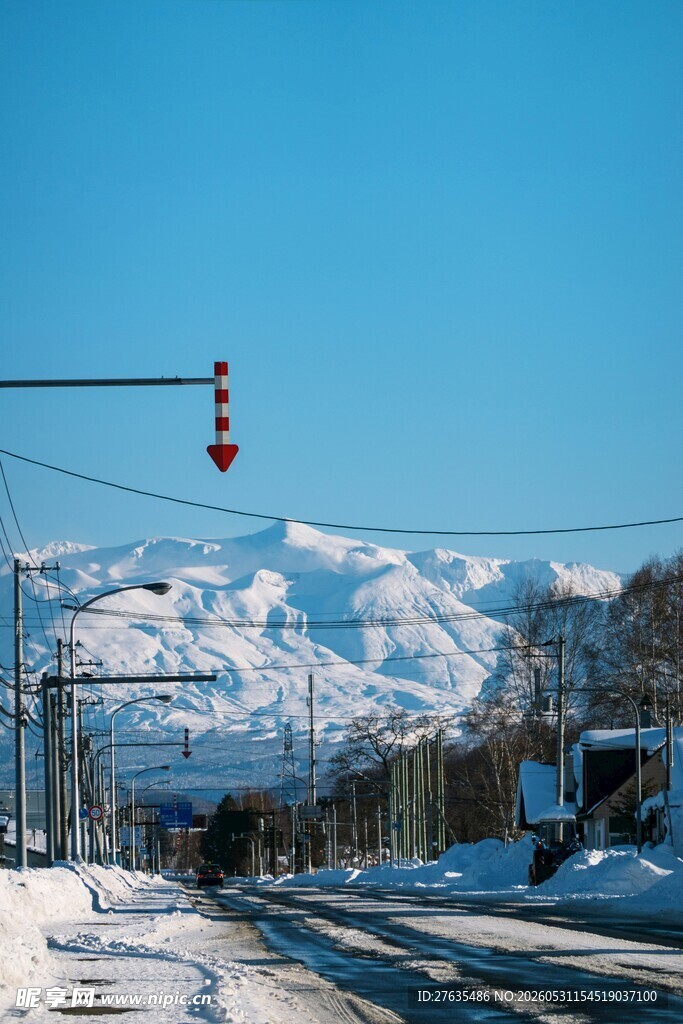 雪后山城交通景象