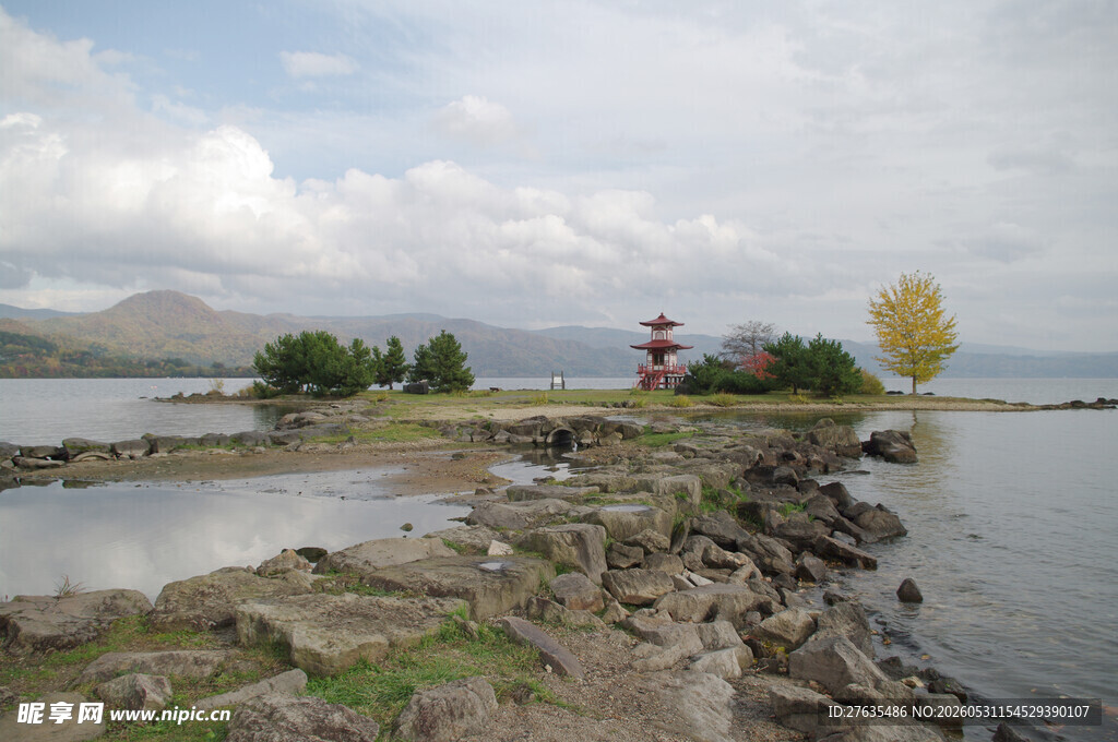 湖畔石岸风光宁静景致