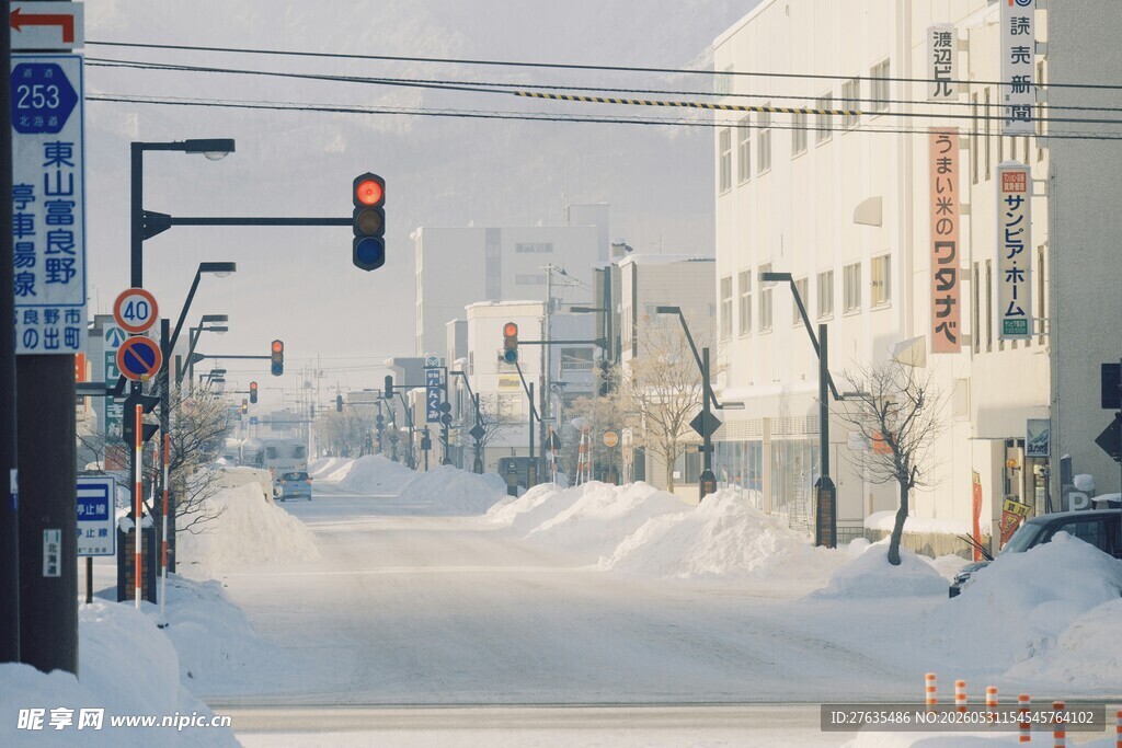 冬日雪景中的城市街道