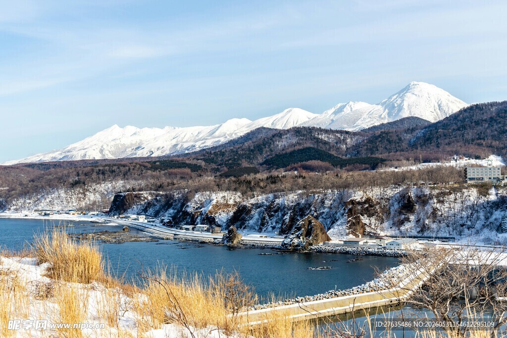 冬日雪山下的静美湖泊