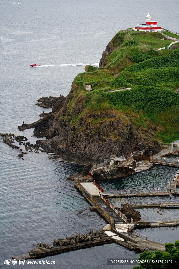 海岸灯塔下的美丽港湾