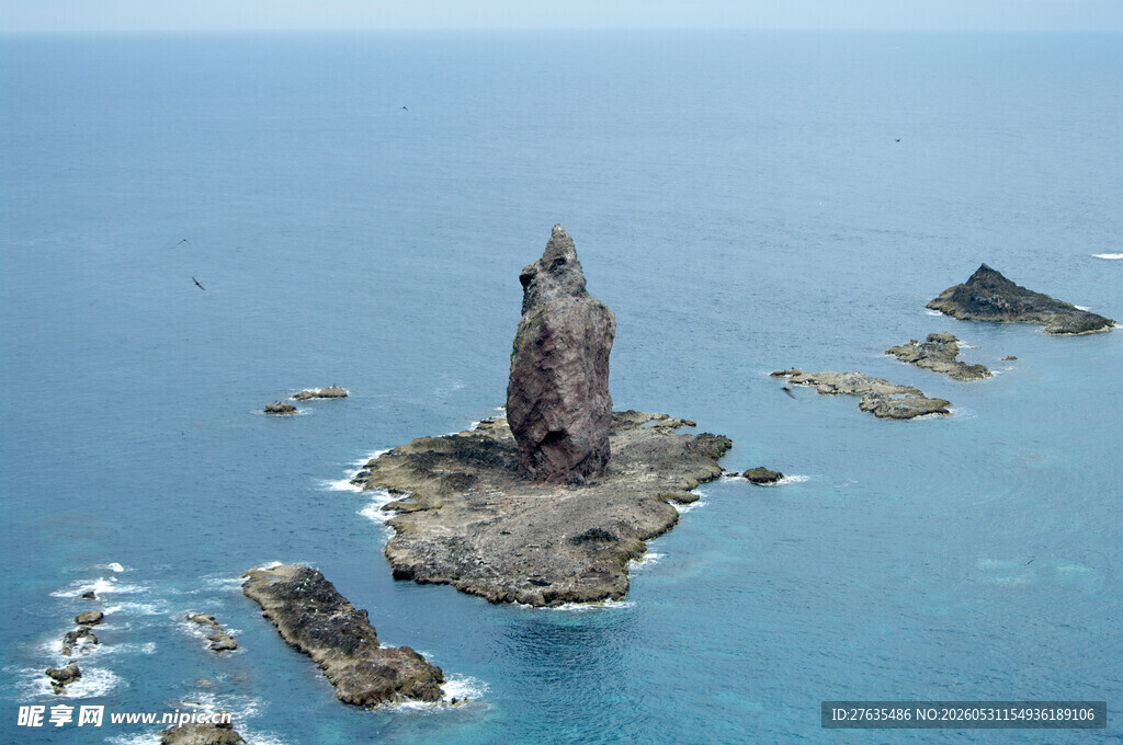 海中孤峰状岩石景观