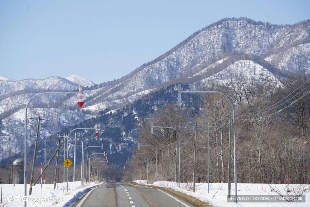 冬日雪山下的公路风景