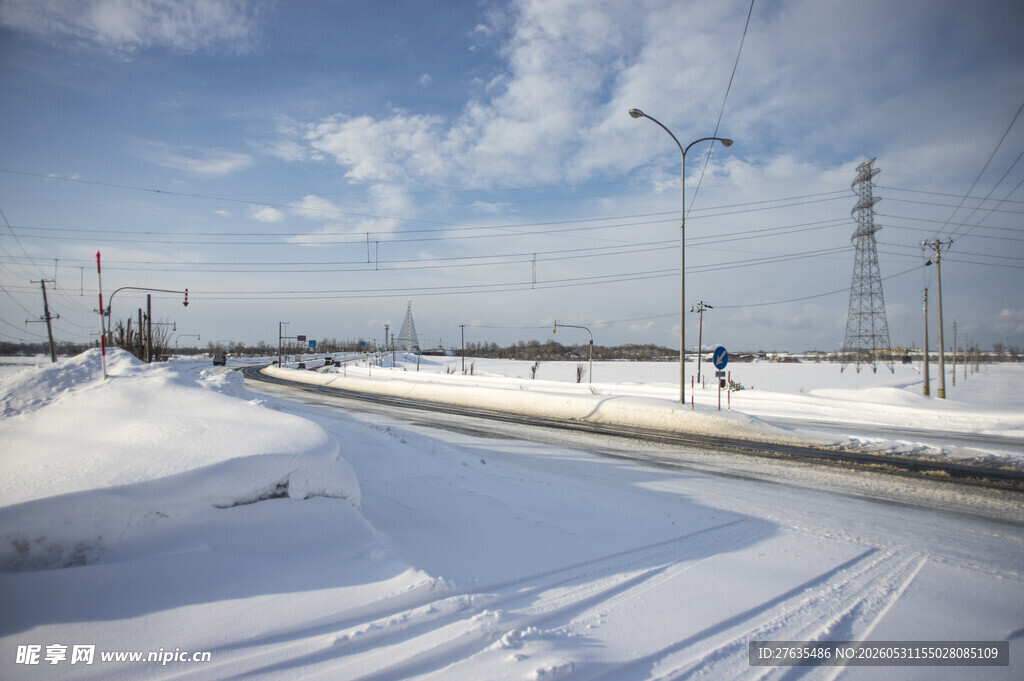 冬日雪景中的宽阔公路