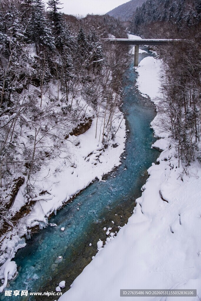 冬日雪覆蓝河美景