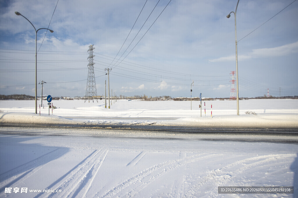 冬日雪景中的输电线路