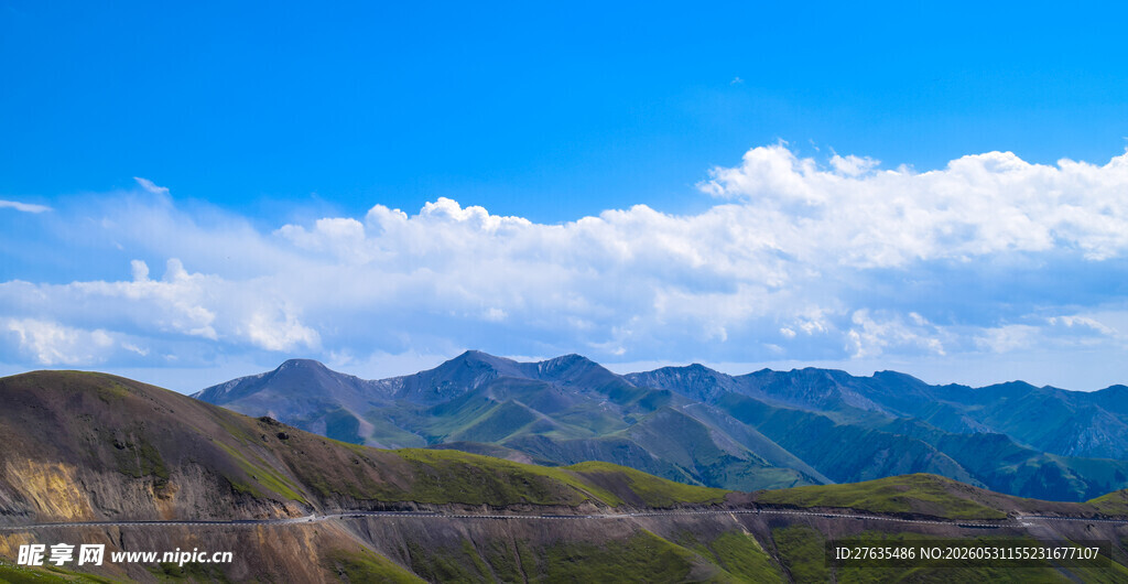 壮丽山峦与蓝天美景