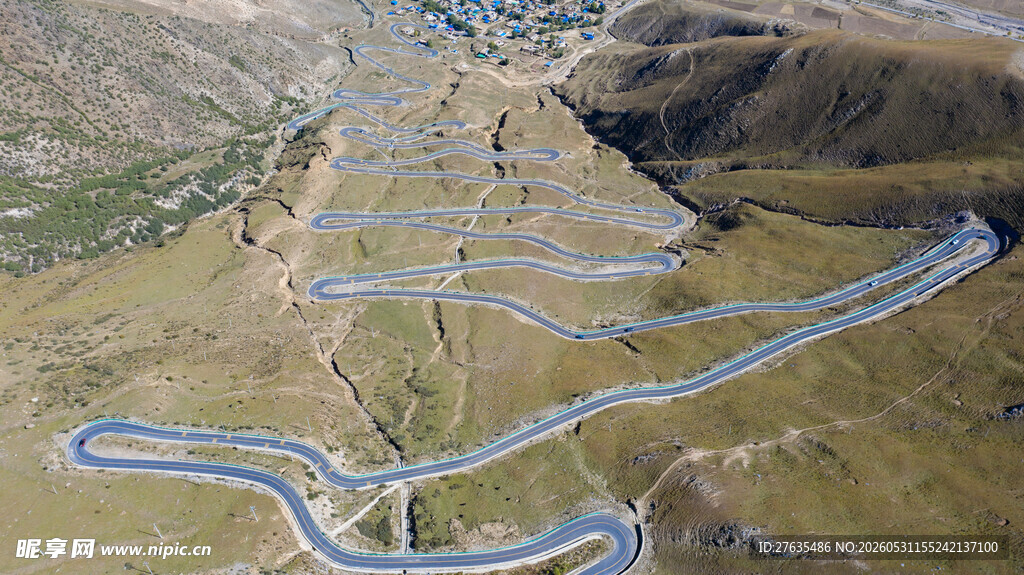 蜿蜒山路赛道俯瞰图