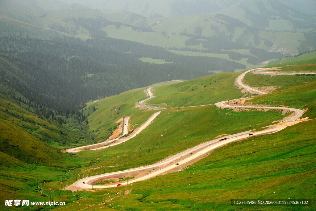 山间蜿蜒公路美景