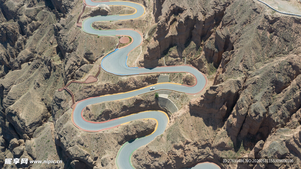 蜿蜒盘旋的山间公路奇观