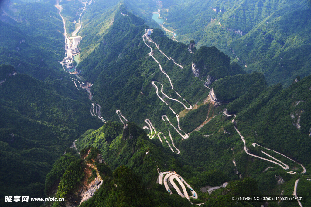 航拍山间蜿蜒公路美景
