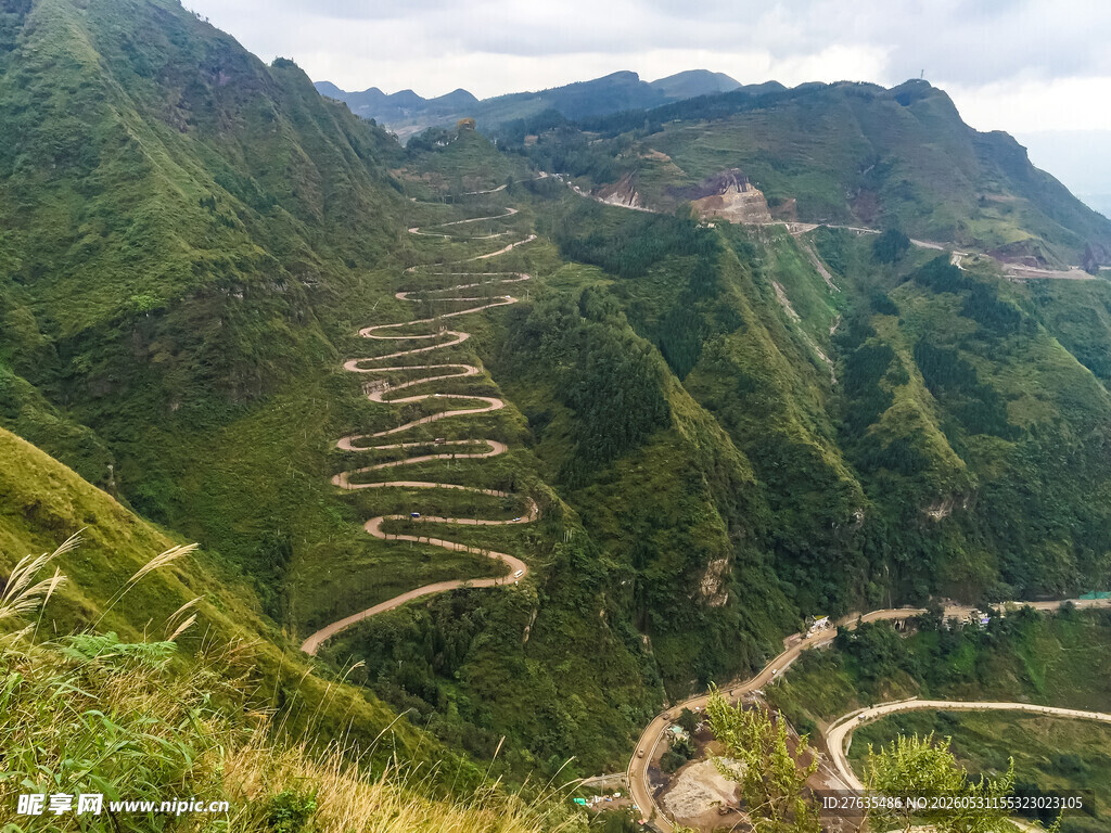 山间蜿蜒盘旋的壮丽公路