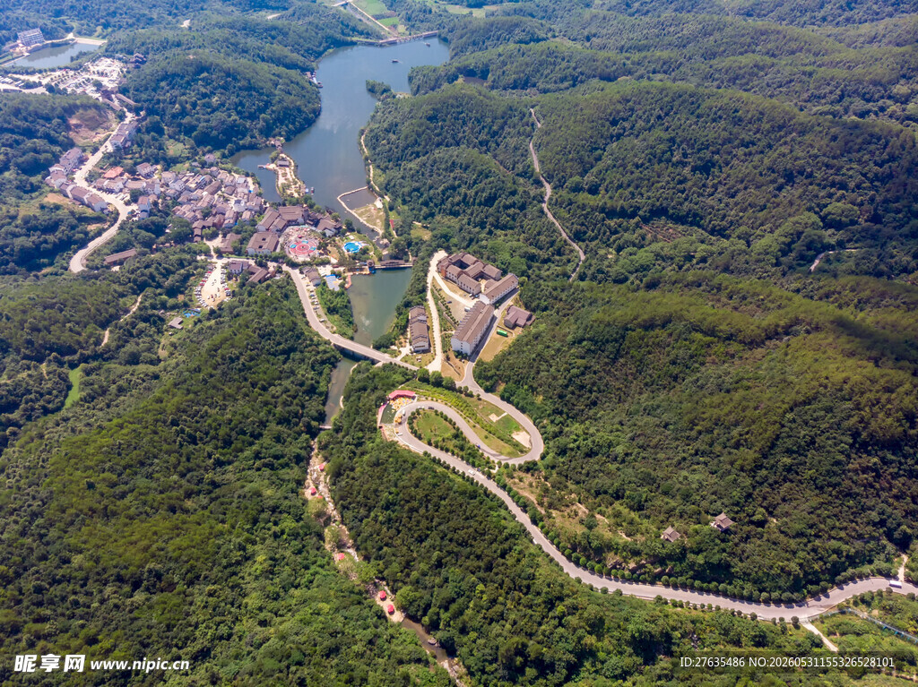蜿蜒公路穿梭青山绿水间