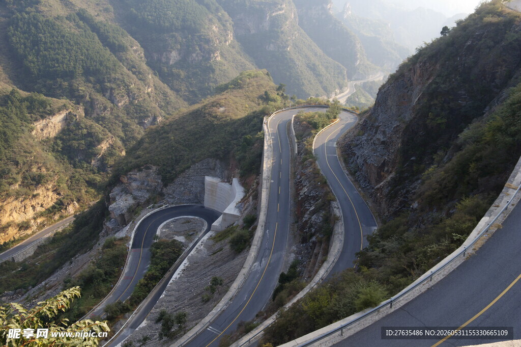 蜿蜒盘旋的山间公路