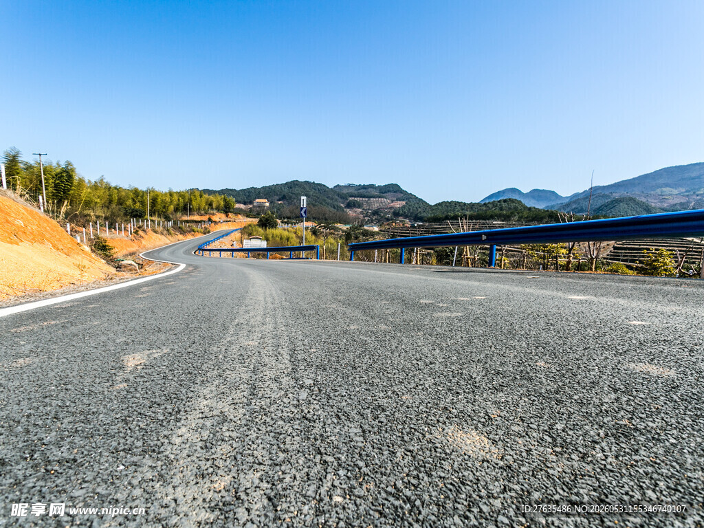 蜿蜒公路伸向远方