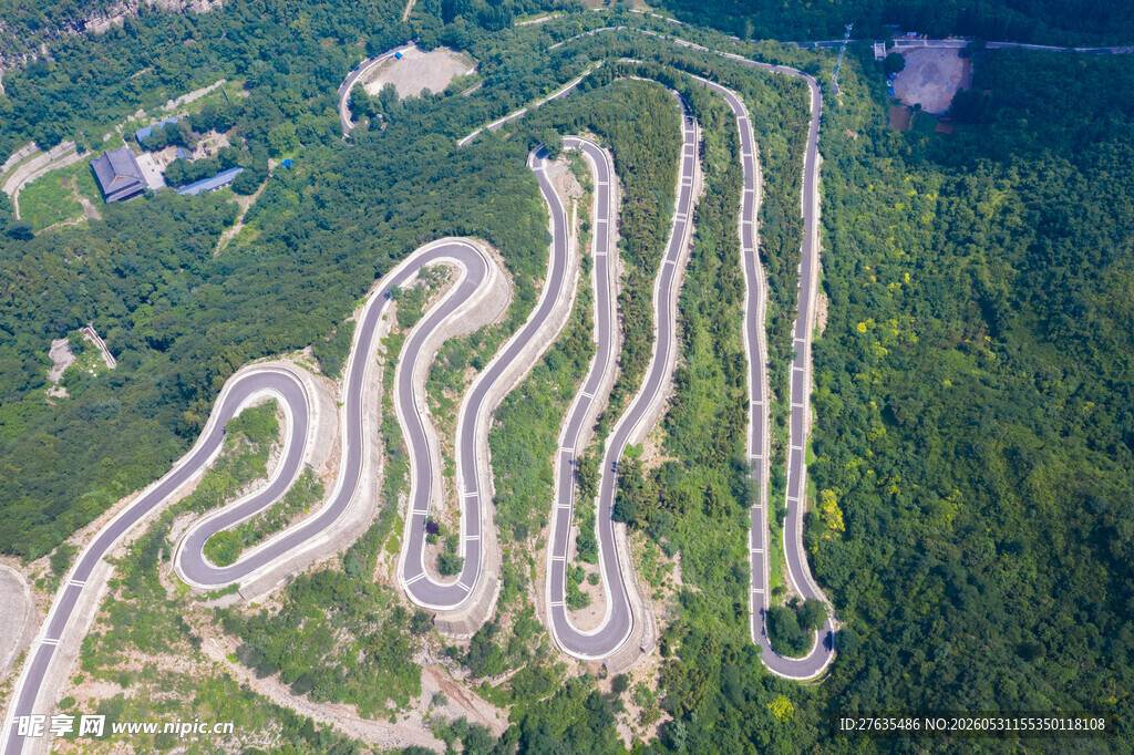 蜿蜒盘旋的山地公路