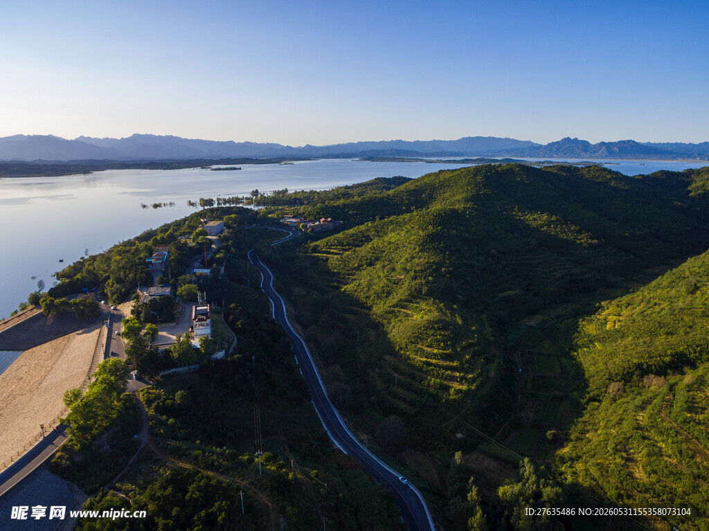山海间蜿蜒公路美丽景致