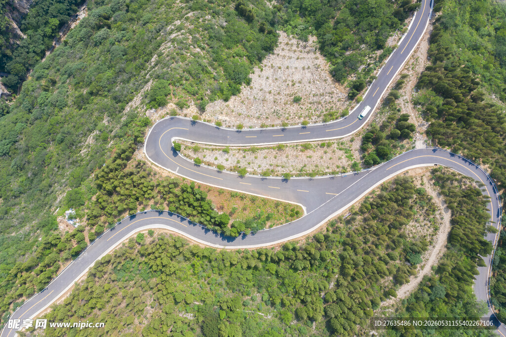 山间蜿蜒公路俯瞰美景