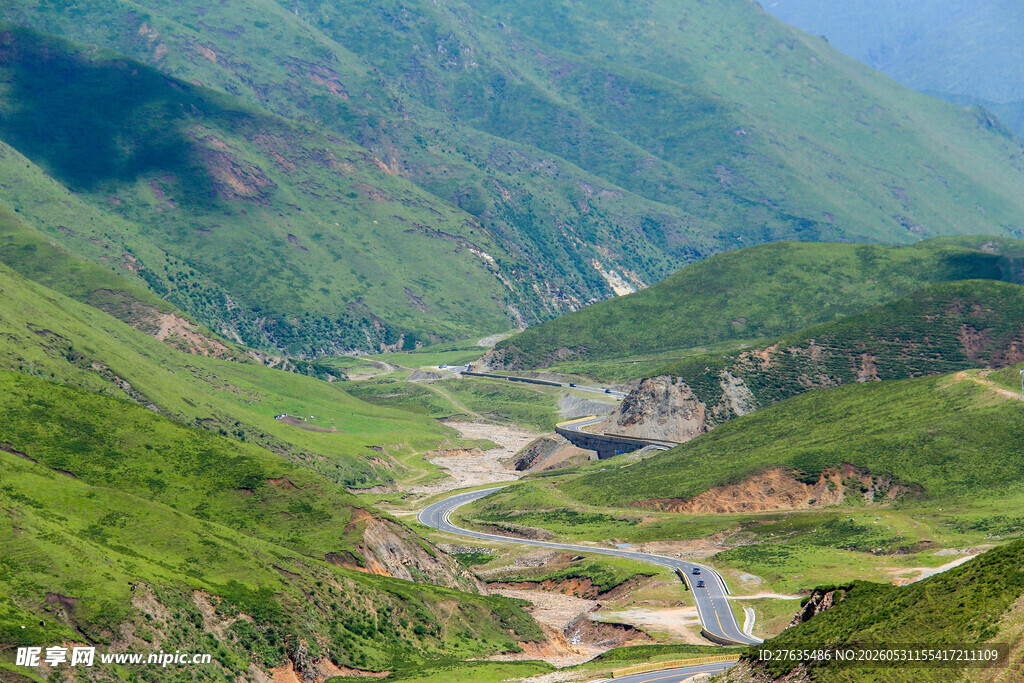 山间蜿蜒公路绿意盎然