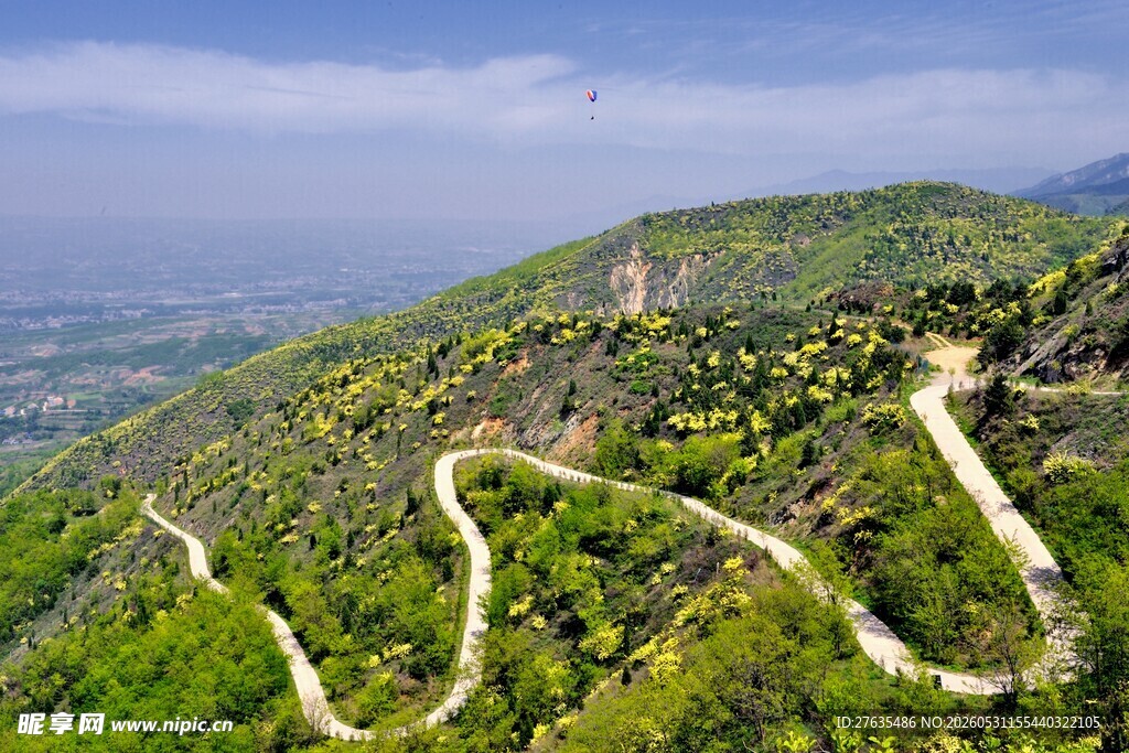 山间蜿蜒公路俯瞰美景