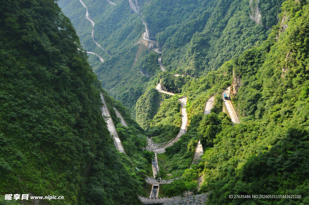 山间蜿蜒公路绿意盎然