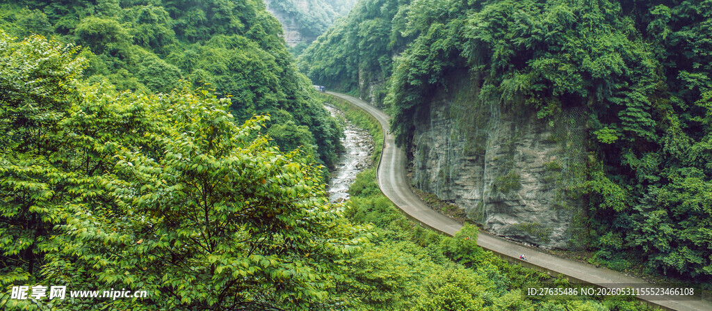 山间蜿蜒公路绿意盎然
