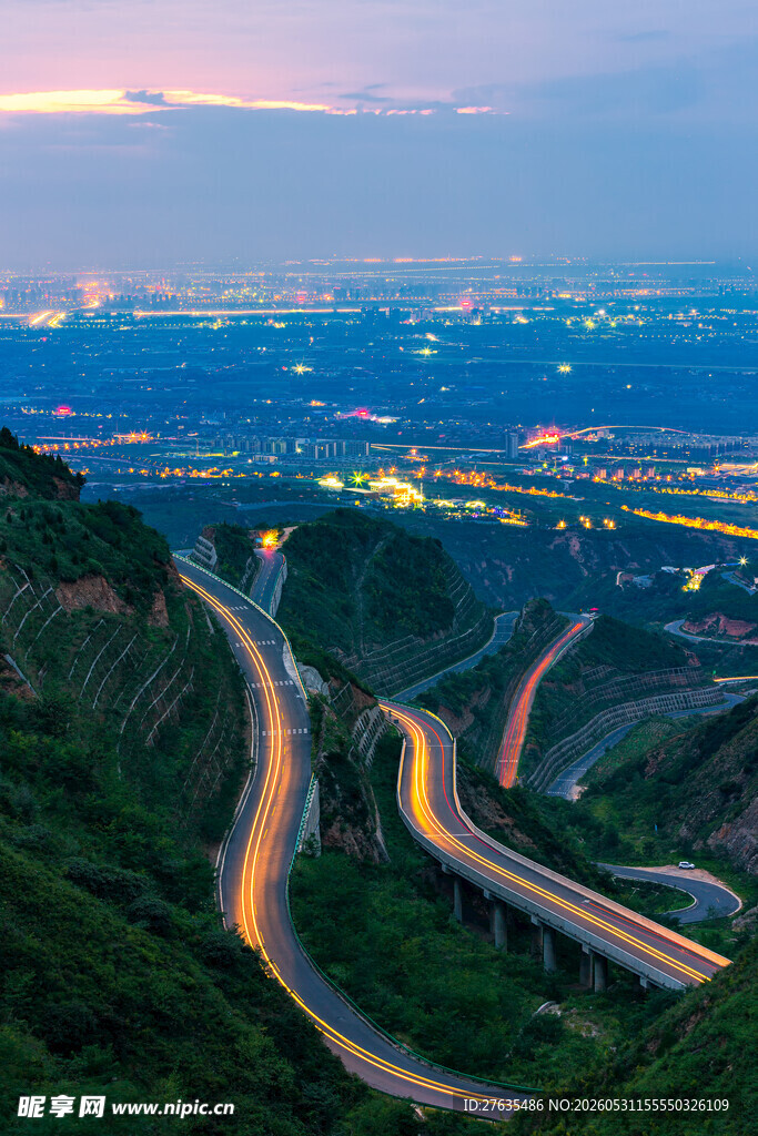 山间公路夜景璀璨蜿蜒