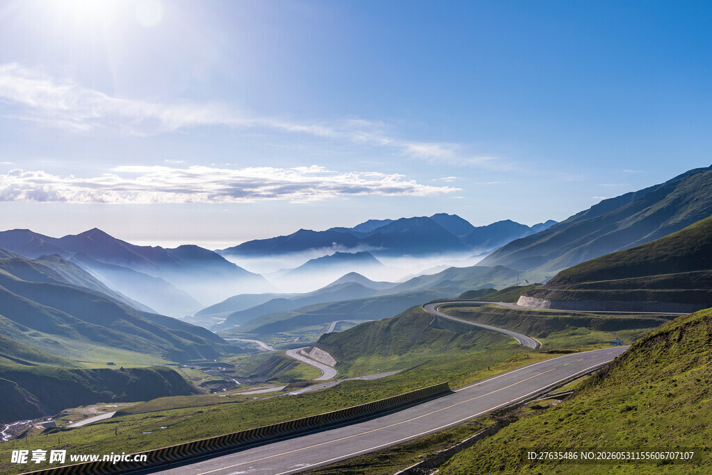 山间公路美景云雾缭绕