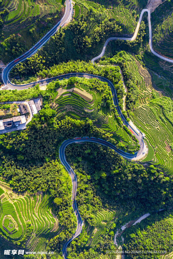山间蜿蜒盘旋的美丽公路
