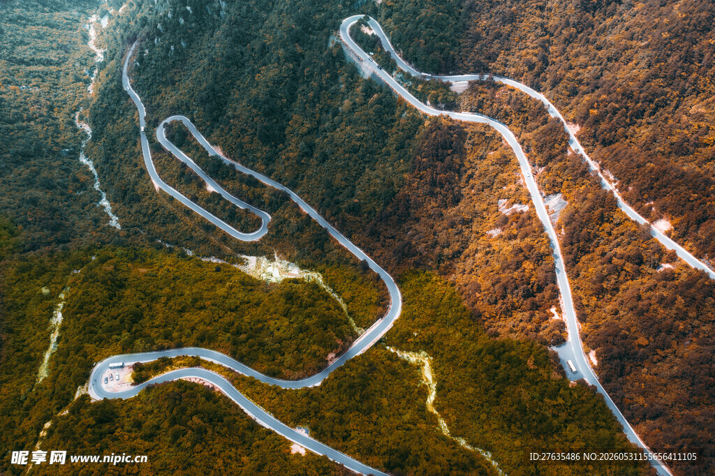 山间蜿蜒公路航拍美景