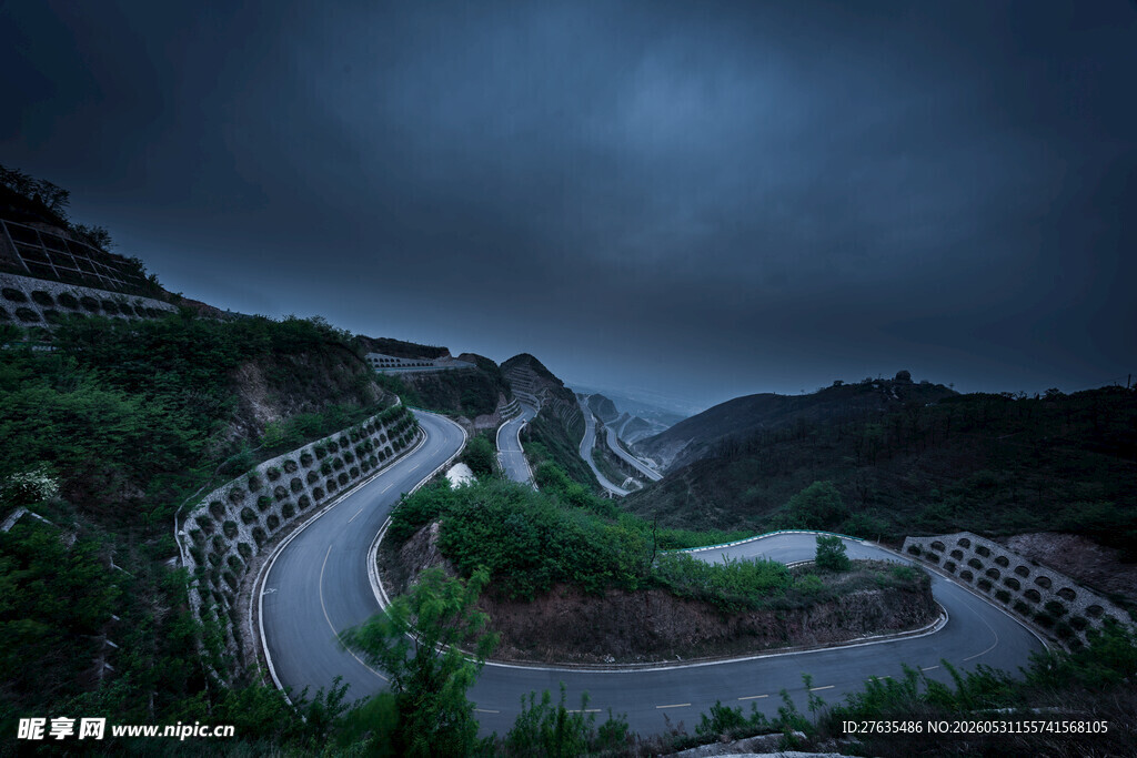 山间蜿蜒公路暮色沉沉