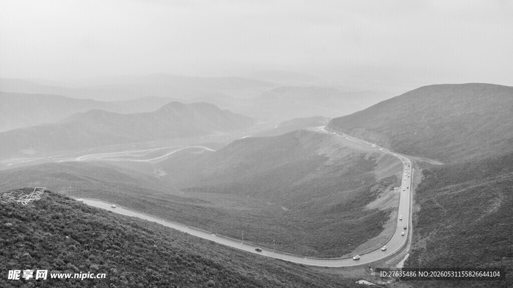 蜿蜒公路穿行于山峦间