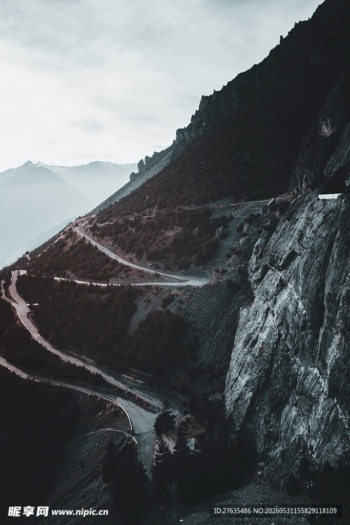 蜿蜒山间公路壮美风光