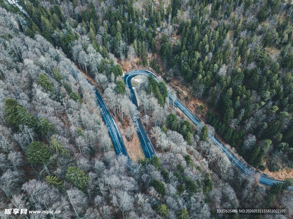 高空俯瞰山间蜿蜒栈道