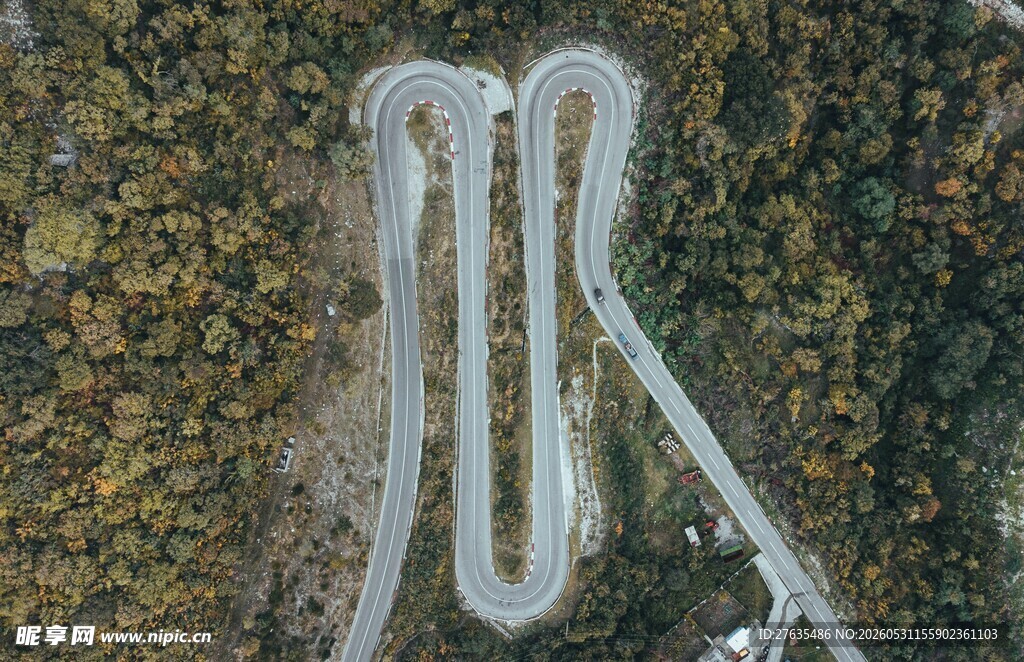 蜿蜒山路航拍图
