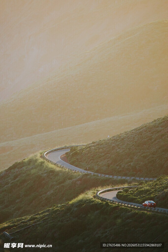 蜿蜒山路于晨光中的美景