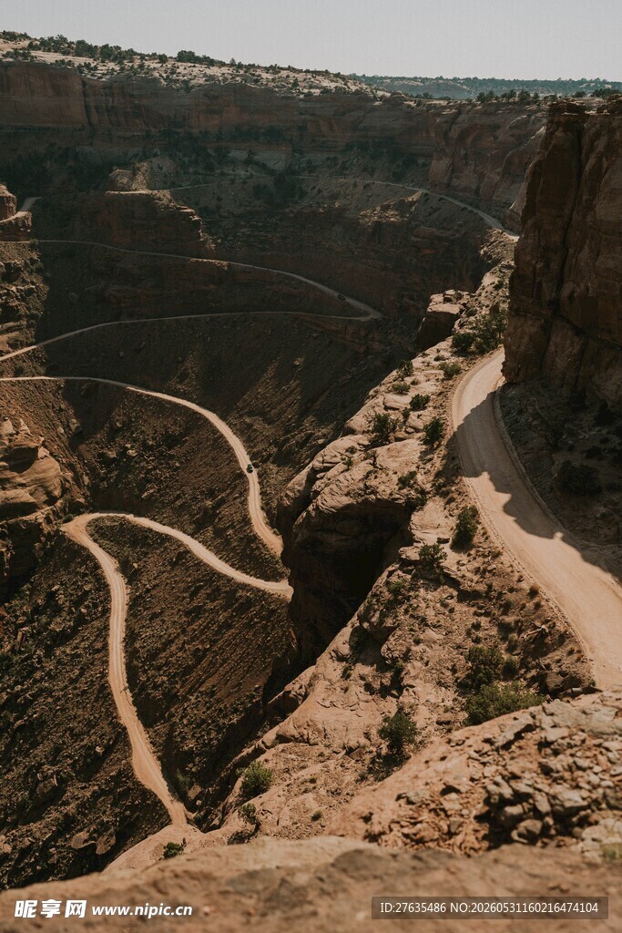 峡谷间蜿蜒的壮美山路