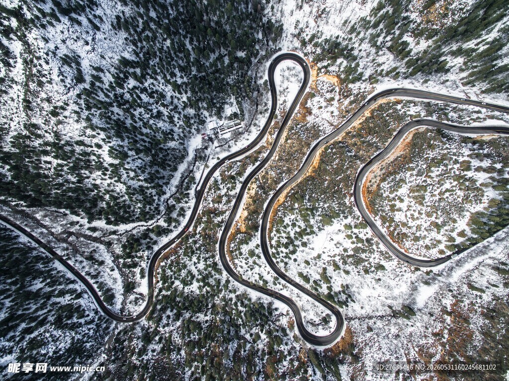 雪覆蜿蜒山路俯瞰美景