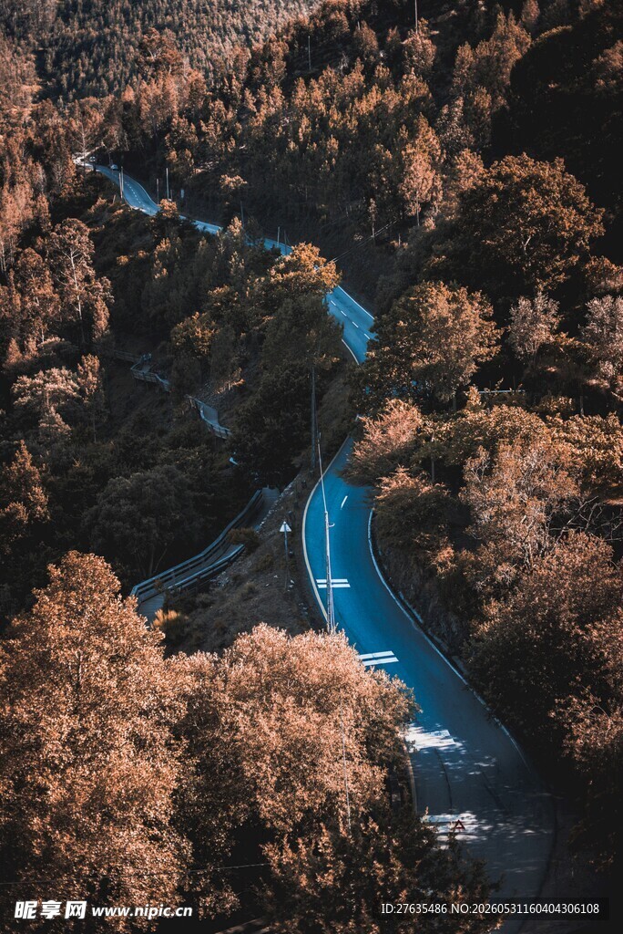 秋日山林间蜿蜒的蓝色道路
