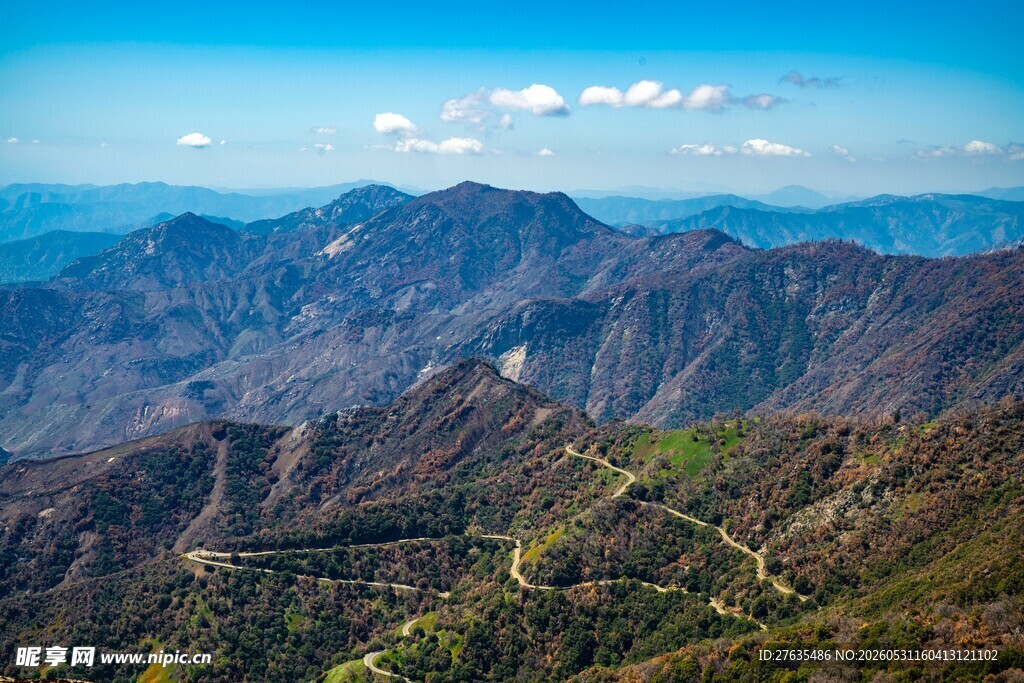 壮丽山峦间蜿蜒公路美景
