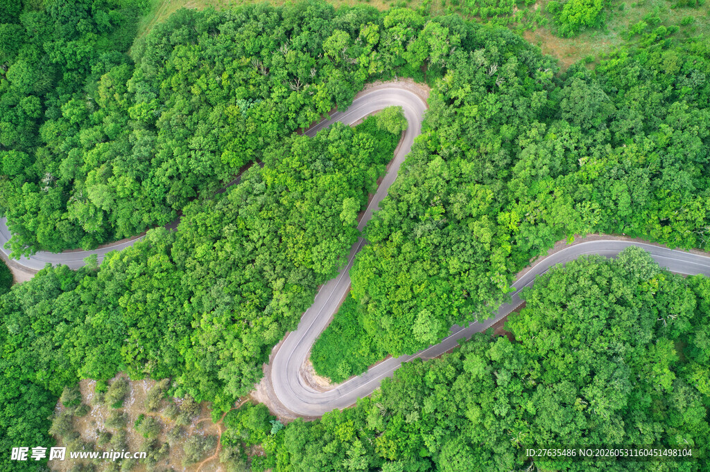航拍山林间蜿蜒曲折公路