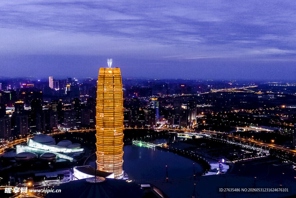 城市璀璨夜景中的高耸建筑