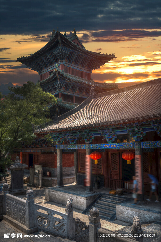 夕阳下的中式古建筑美景