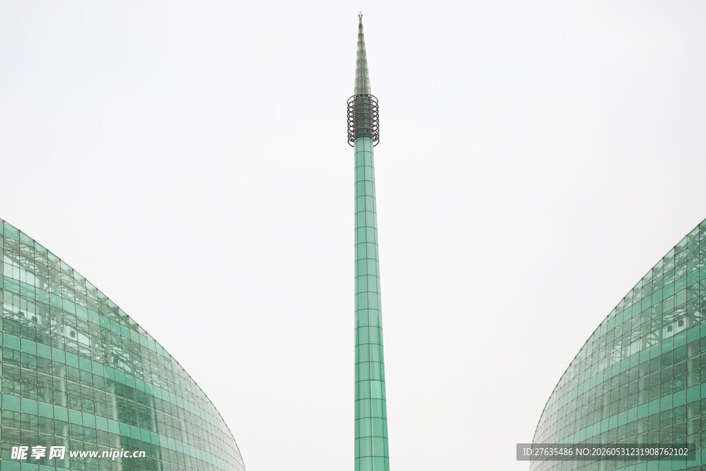 绿色建筑与高耸尖塔景观