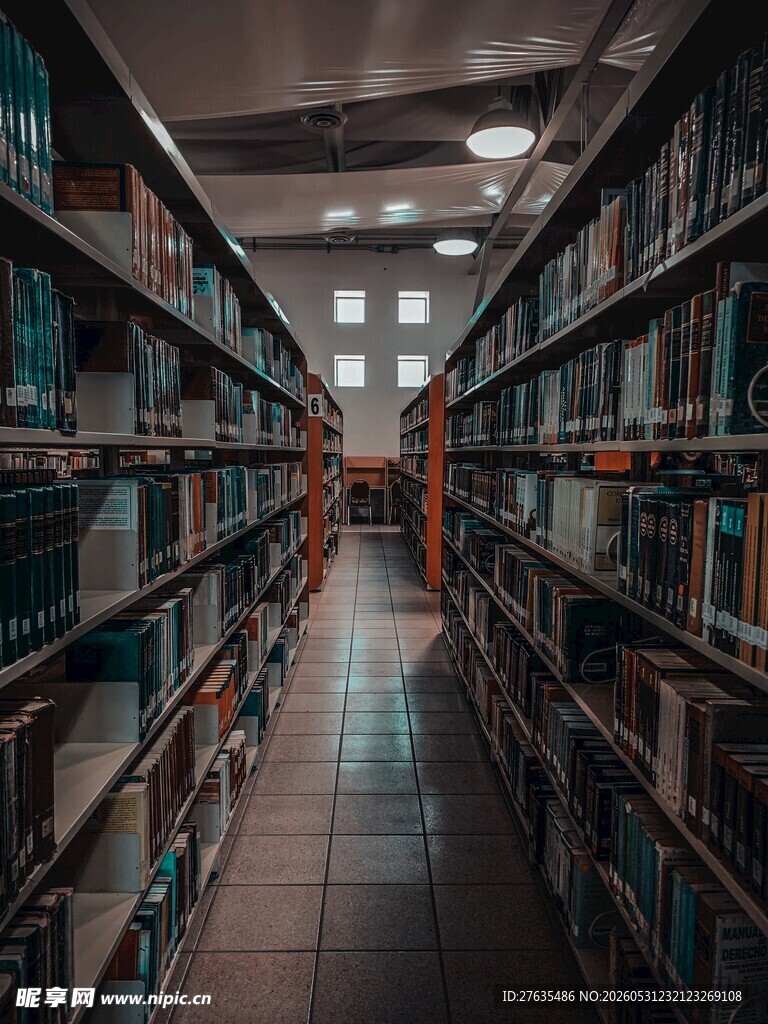 图书馆内的书架与通道