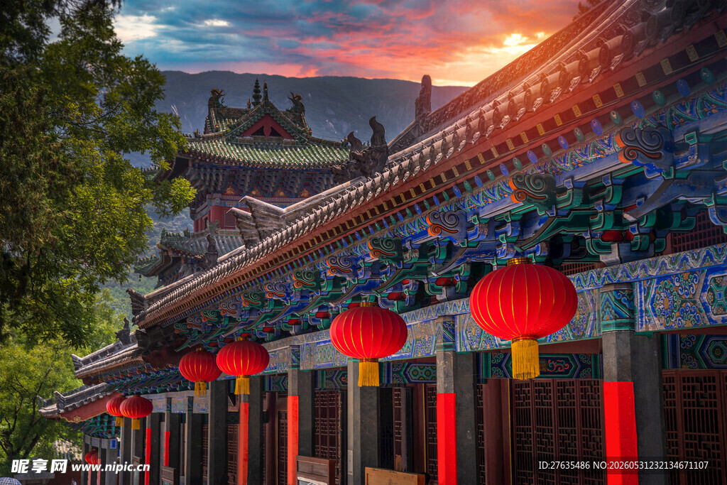 古建夕阳下的红灯笼装点